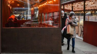 Restricciones en NY: Prohibido el consumo en interiores por aumento de COVID-19