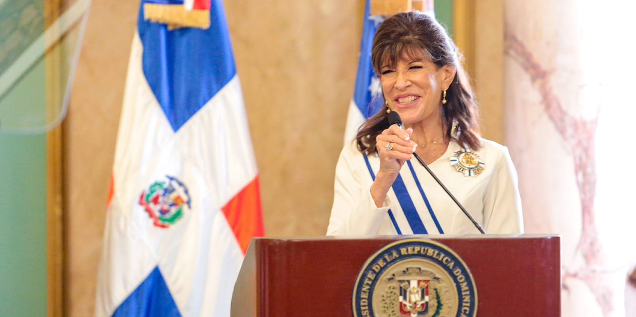 Robin Bernstein sonriendo frente a un podio durante su despedida como embajadora de los Estados Unidos en RD