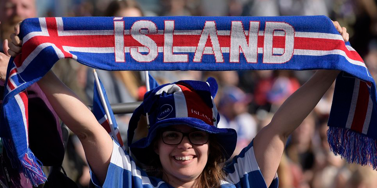 Mujer joven sostiene bufanda de Islandia con la bandera