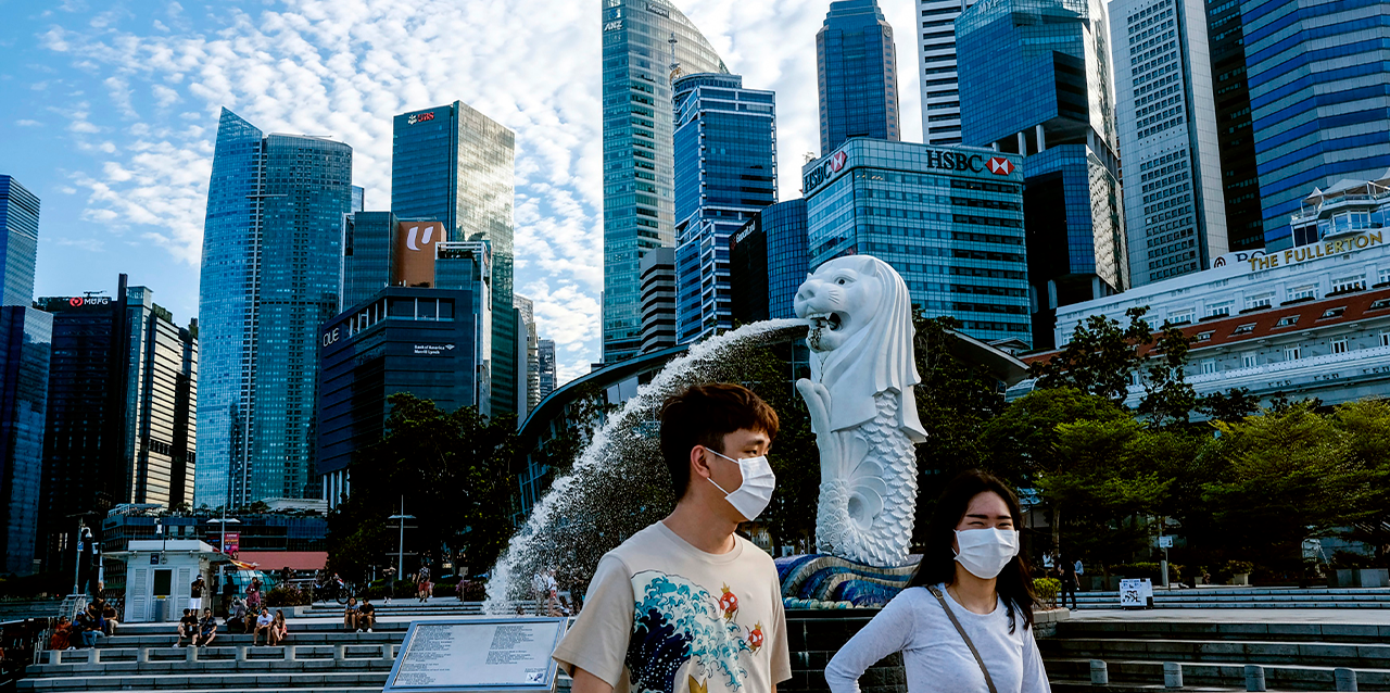 Personas transitan por las calles de Singapur