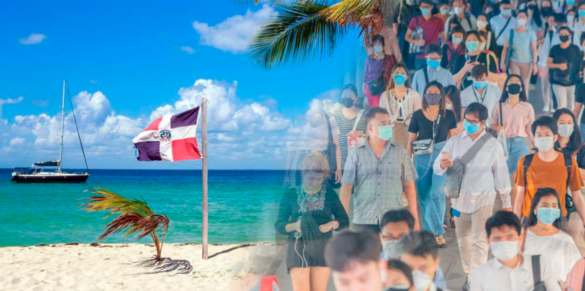 Bandera dominicana en playa; turistas caminan por la calle