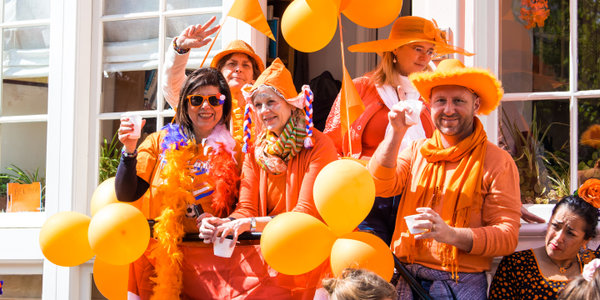 Grupo de adultos celebra el Día de los Reyes en Amsterdam, Países Bajos.