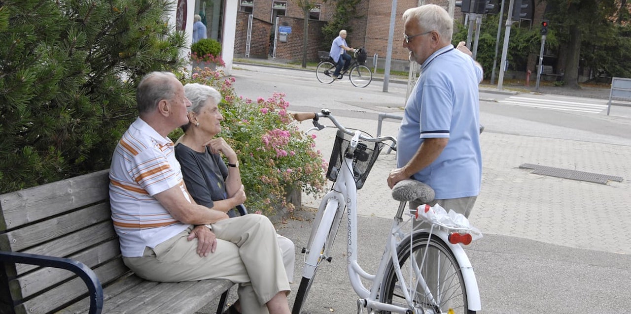 Adultos mayores en las calles de Países Bajos