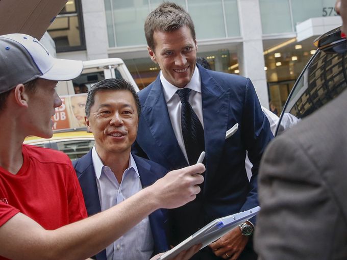 Tom Brady junto a su agente Don Yee, mientras fan pide autógrafo
