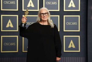 Premios Oscar 2022. Jane Campion sosteniendo la estatuilla dorada este 2022