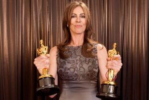 Premios Oscar 2022. Kathryn Bigelow sosteniendo sus estatuillas ganadas en los Oscars 2021