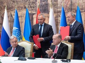 Firma de la Iniciativa del Mar Negro en Turquía. De izquierda a derecha: António Guterres, Recep Tayyip Erdoğan, el ministro de defensa ruso, Sergei Shoigu y el ministro de defensa turco Hulusi Akar. Foto: UNIC Ankara / Levent Kulu