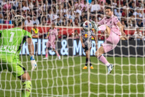 Lionel Messi del Inter de Miami anota un gol ante el New York RB ayer, durante un partido de la MLS entre New York RB y el Inter Miami en el estadio Red Bull Arena en Harrison, New Jersey (Estados Unidos). EFE/ Ángel Colmenares