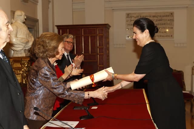 Doña Reina Sofía entrega a Dra. María Amalia León-Principal