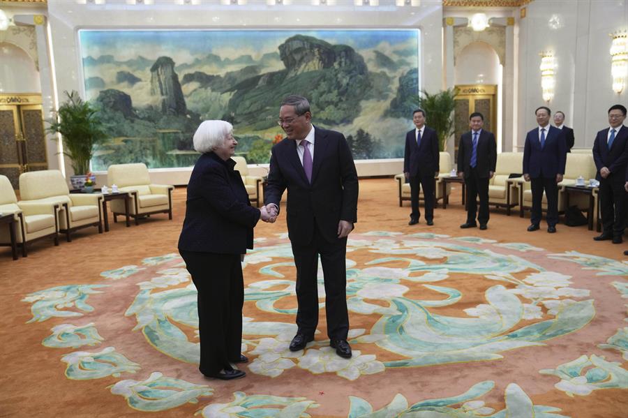 La secretaria del Tesoro, Janet Yellen (L), saludaal primer ministro chino Li Qiang en el Gran Salón del Pueblo en Beijing, China, el 07 de abril de 2024. EFE/EPA/Tatan Syuflana / POOL