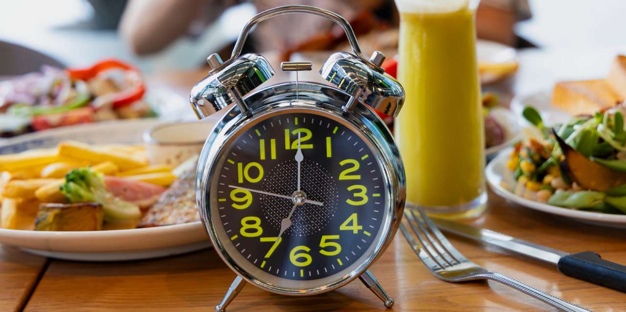 ¿Saltarse una comida es bueno o malo para tu salud?