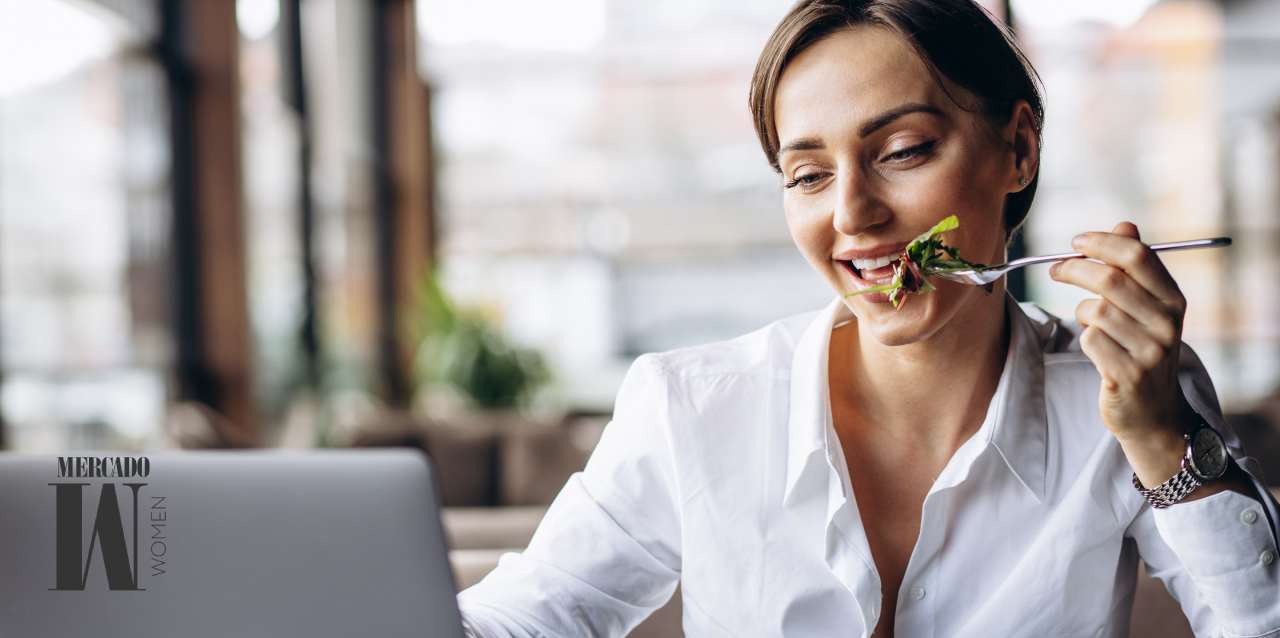 ¿Eres más productiva comiendo en el trabajo? La ciencia dice no