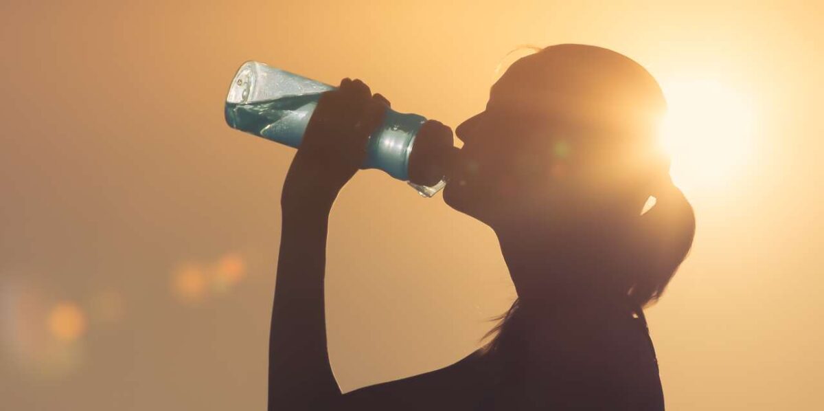 ¿Por qué los electrolitos superan al agua en la ola de calor?