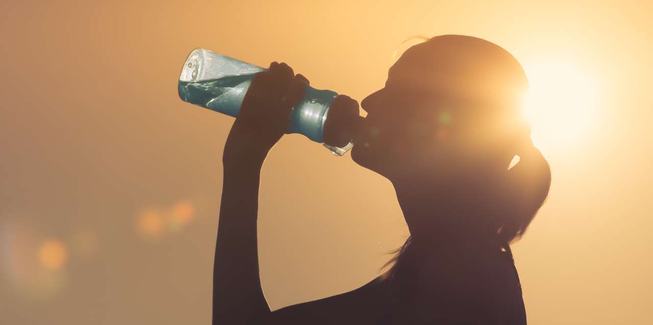 ¿Por qué los electrolitos superan al agua en la ola de calor?