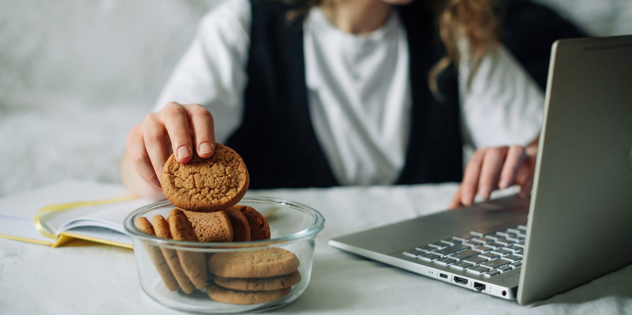 Desayunos dulces y cenas tardías: los hábitos alimenticios que podrían estar saboteando tu metabolismo