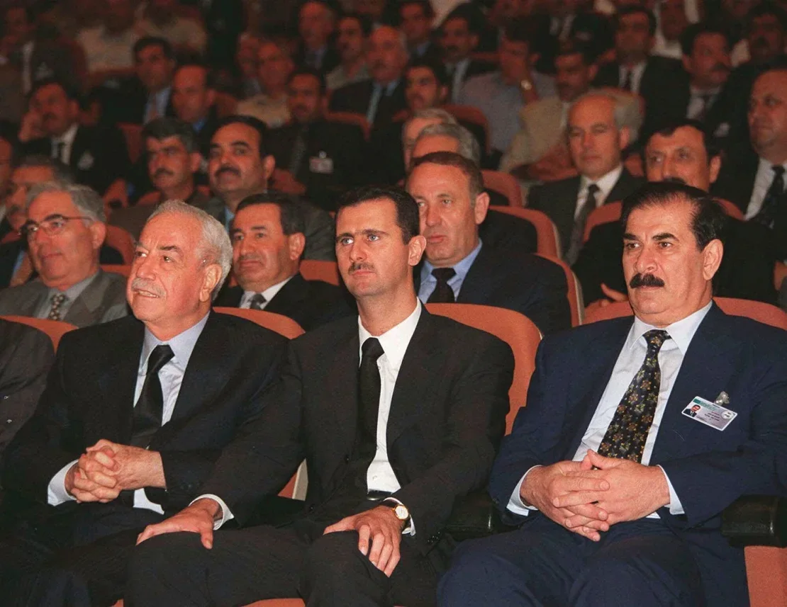 Bashar al-Assad, en el centro, aparece durante la sesión de clausura del congreso del partido gobernante Baath en Damasco, Siria, el 20 de junio de 2000. SANA/AP/Archivo