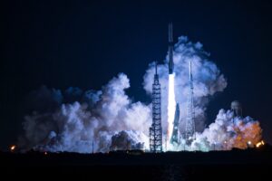 Jeff Bezos lanza su cohete, pero ¿puede competir con SpaceX? 