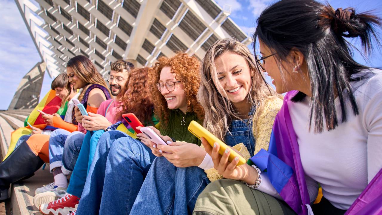 Generación Z en Oriente y Occidente: ¿Cómo las redes sociales moldean su forma de comunicar?