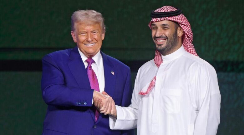El presidente de EE. UU. Donald Trump (I) y el príncipe heredero saudí Mohammed bin Salman bin Abdulaziz Al Saud (D)