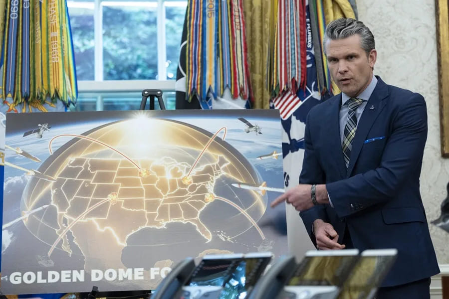 El secretario de Defensa de Estados Unidos, Pete Hegseth, explica el proyecto de "cúpula dorada" en la Casa Blanca. EFE