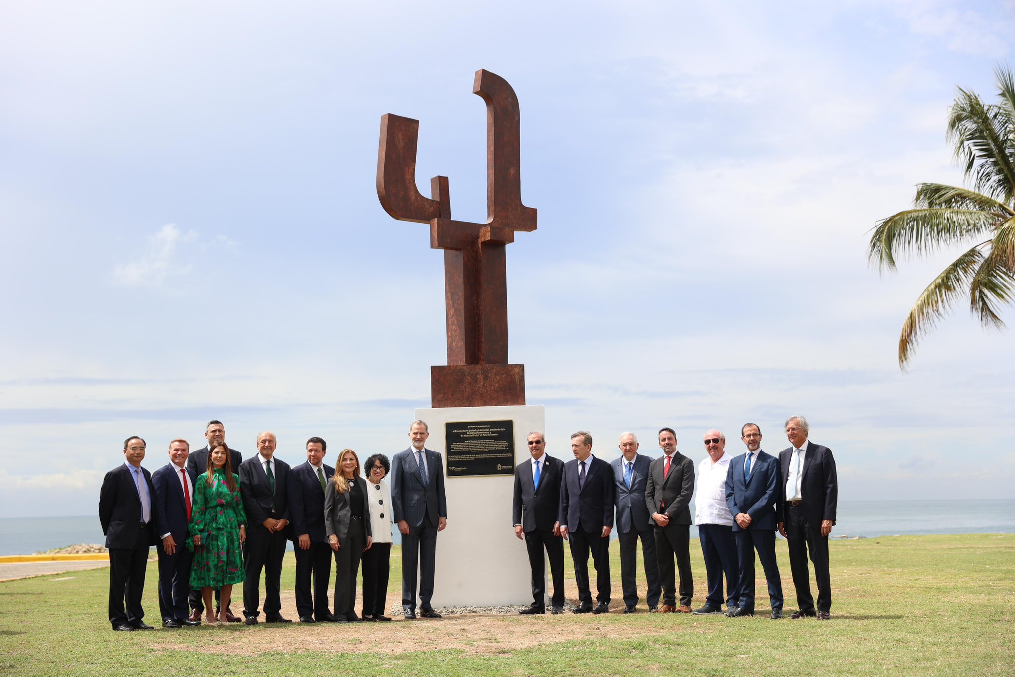 El Rey y el presidente de la República Dominicana, Luis Abinader, inauguraron el monumento “Flame”, una obra del escultor Carlos Albert dedicada a la paz y la libertad (Santo Domingo).