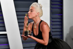 lady gaga recibiendo su emmy