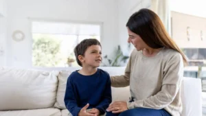 madre enseñando a decir no a su hijo
