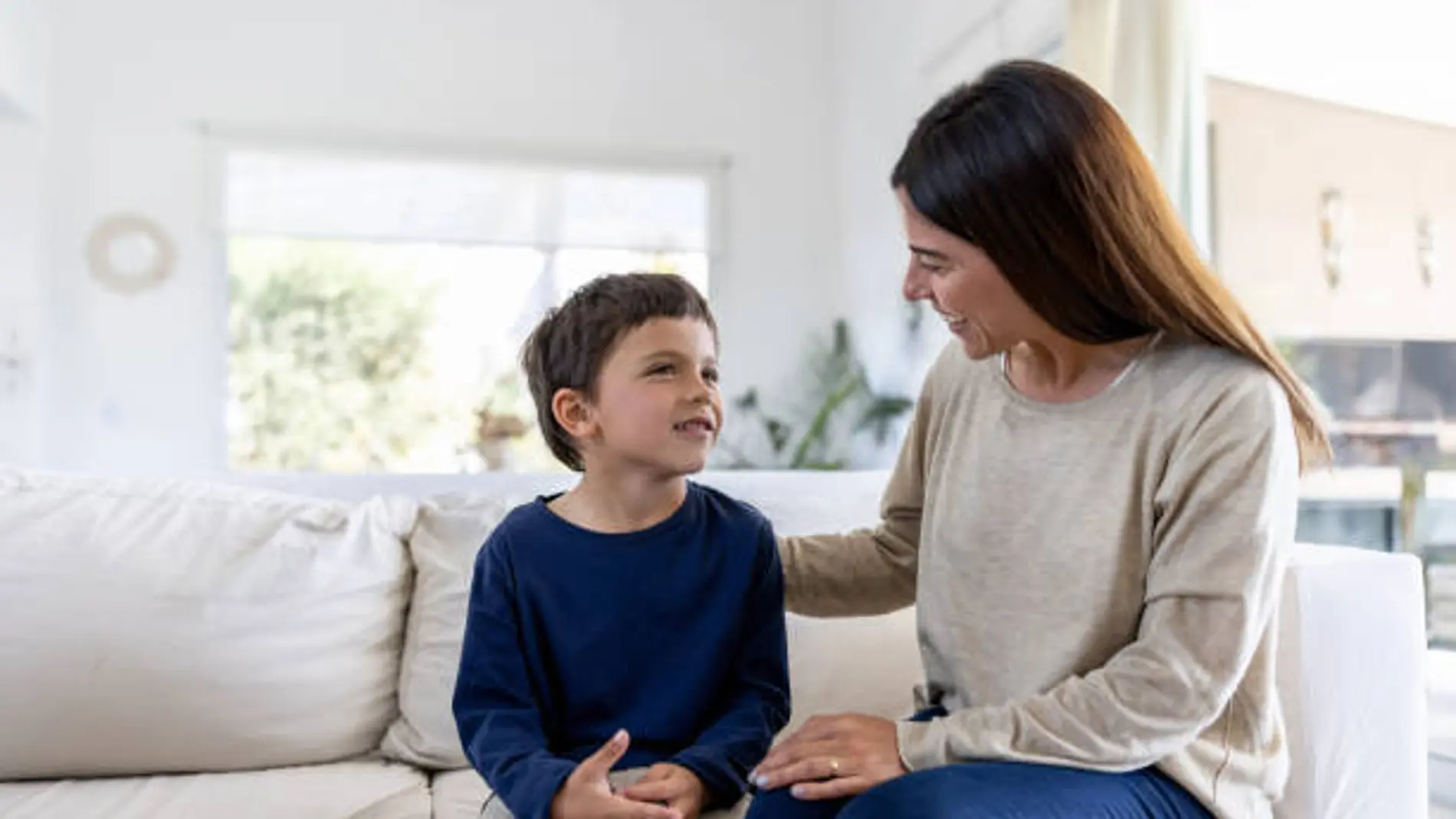madre enseñando a decir no a su hijo