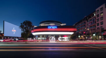Así es el Tesla Diner, un futurista restaurante que mezcla cine, robots y comida rápida