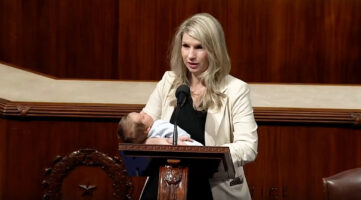 La maternidad no es una licencia para desaparecer del poder