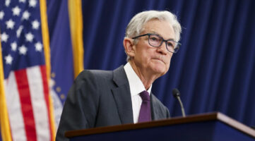 Powell alerta de riesgos y posible recorte de tasas