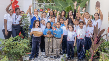 Bupa: Inspirando a estudiantes con huertos escolares en Santo Domingo