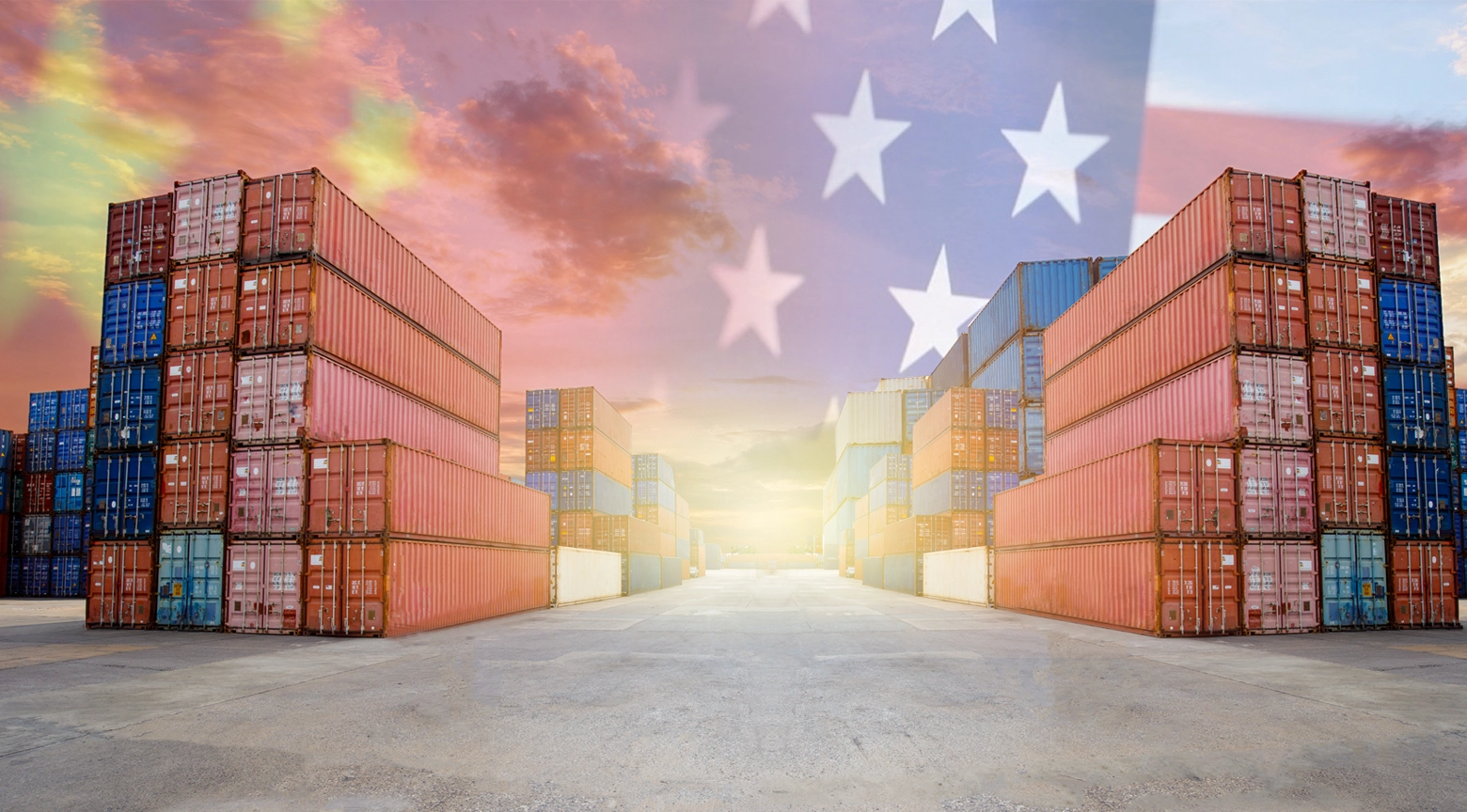 Pilas de contenedores de carga bajo un cielo colorido, con una superposición semitransparente de la bandera de Estados Unidos.