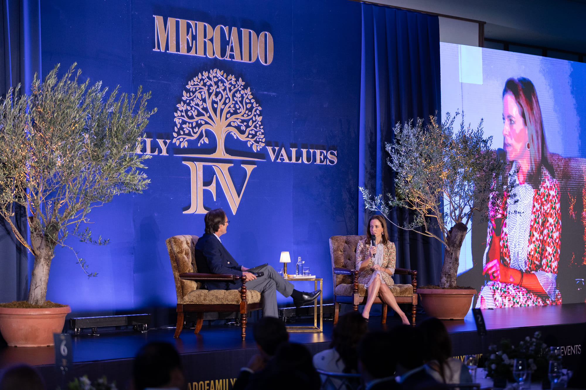 Adriana Cisneros, CEO de Cisneros, participa en una conversación durante el evento Family Values 2025 de Mercado Events, acompañada en el escenario por Alberto Labadía.