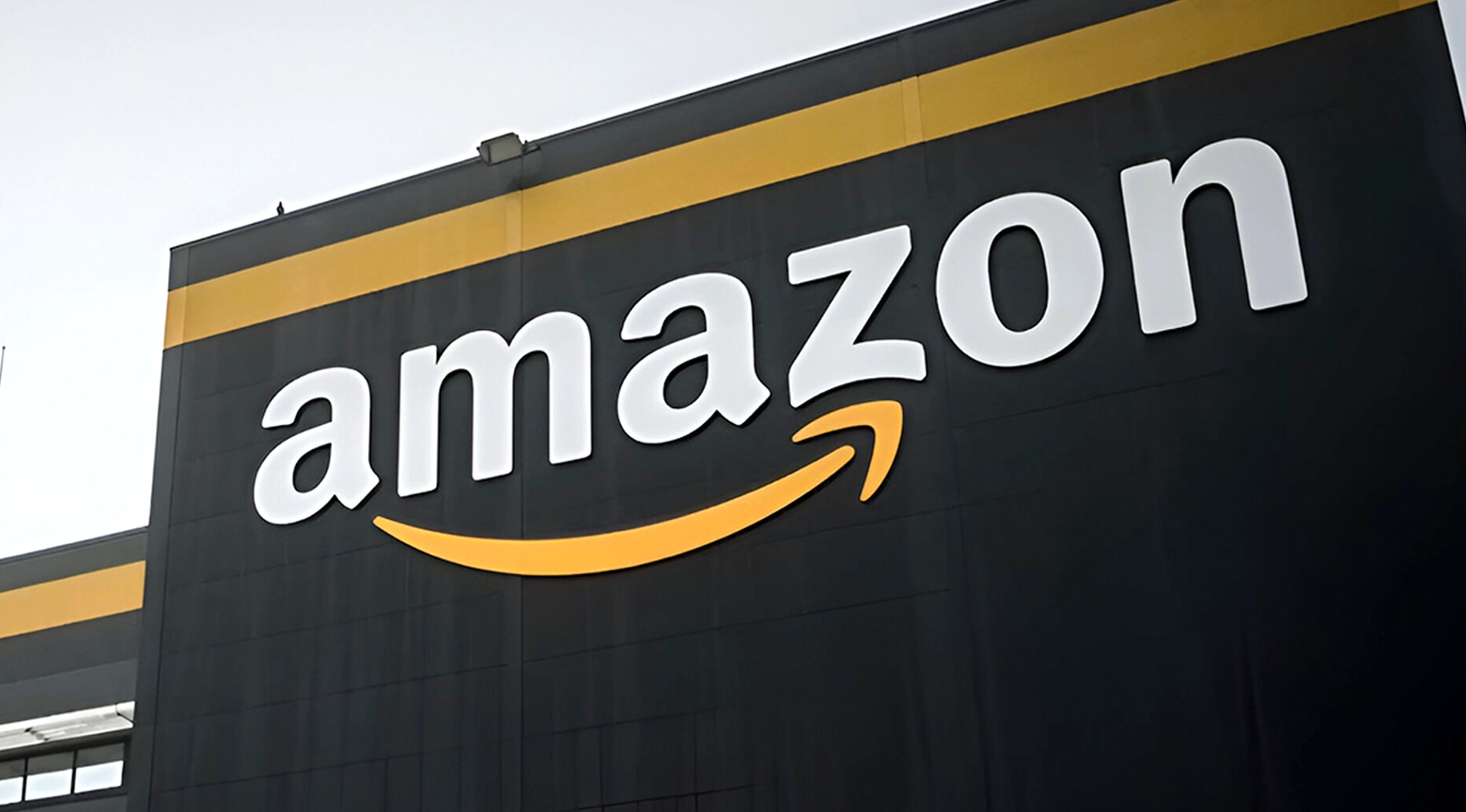 Fachada de un edificio con el logotipo de Amazon.
