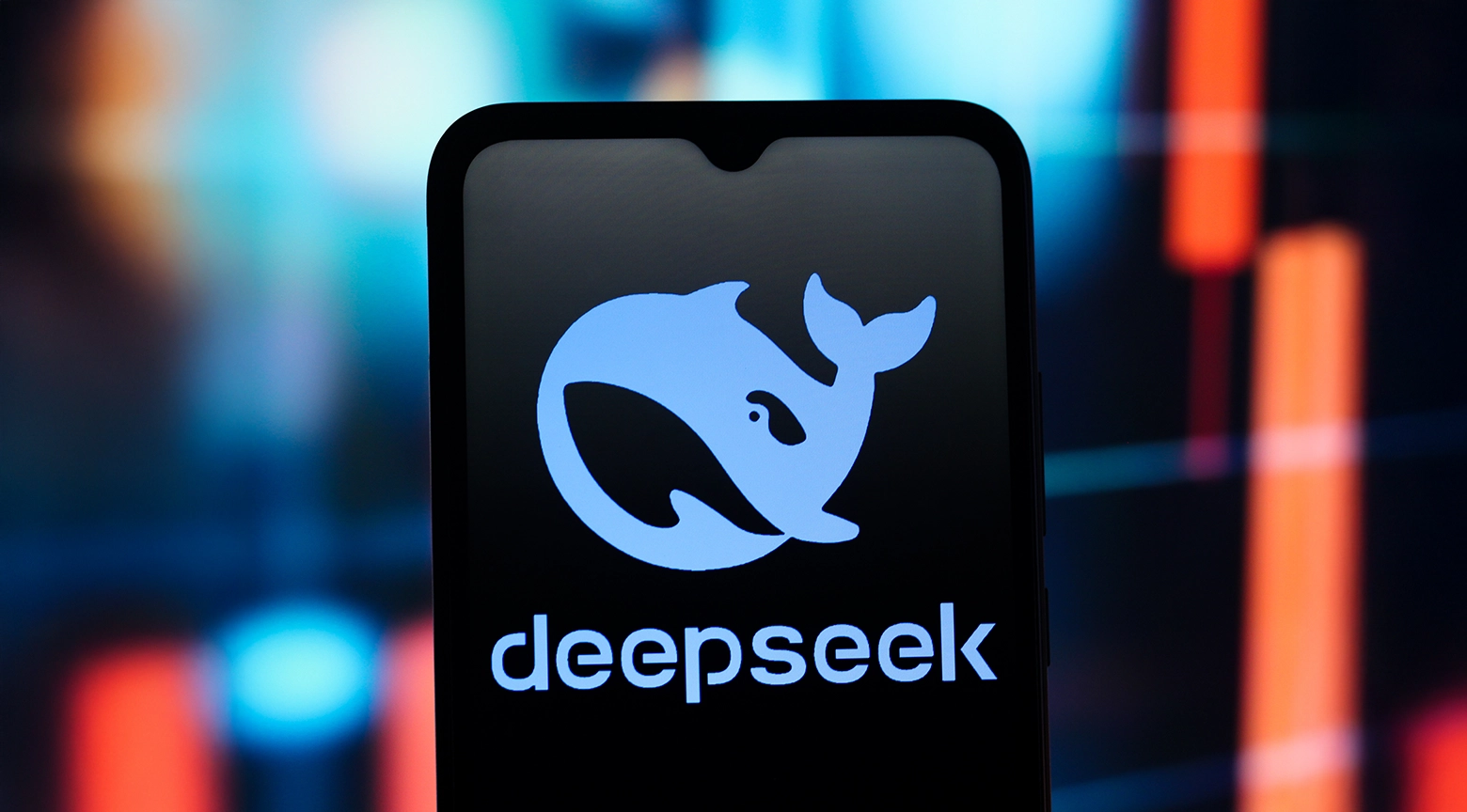 Logotipo de DeepSeek con forma de ballena azul mostrado en la pantalla de un teléfono inteligente.