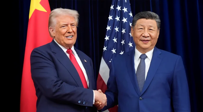 Dos líderes mundiales estrechando la mano frente a las banderas de Estados Unidos y China.