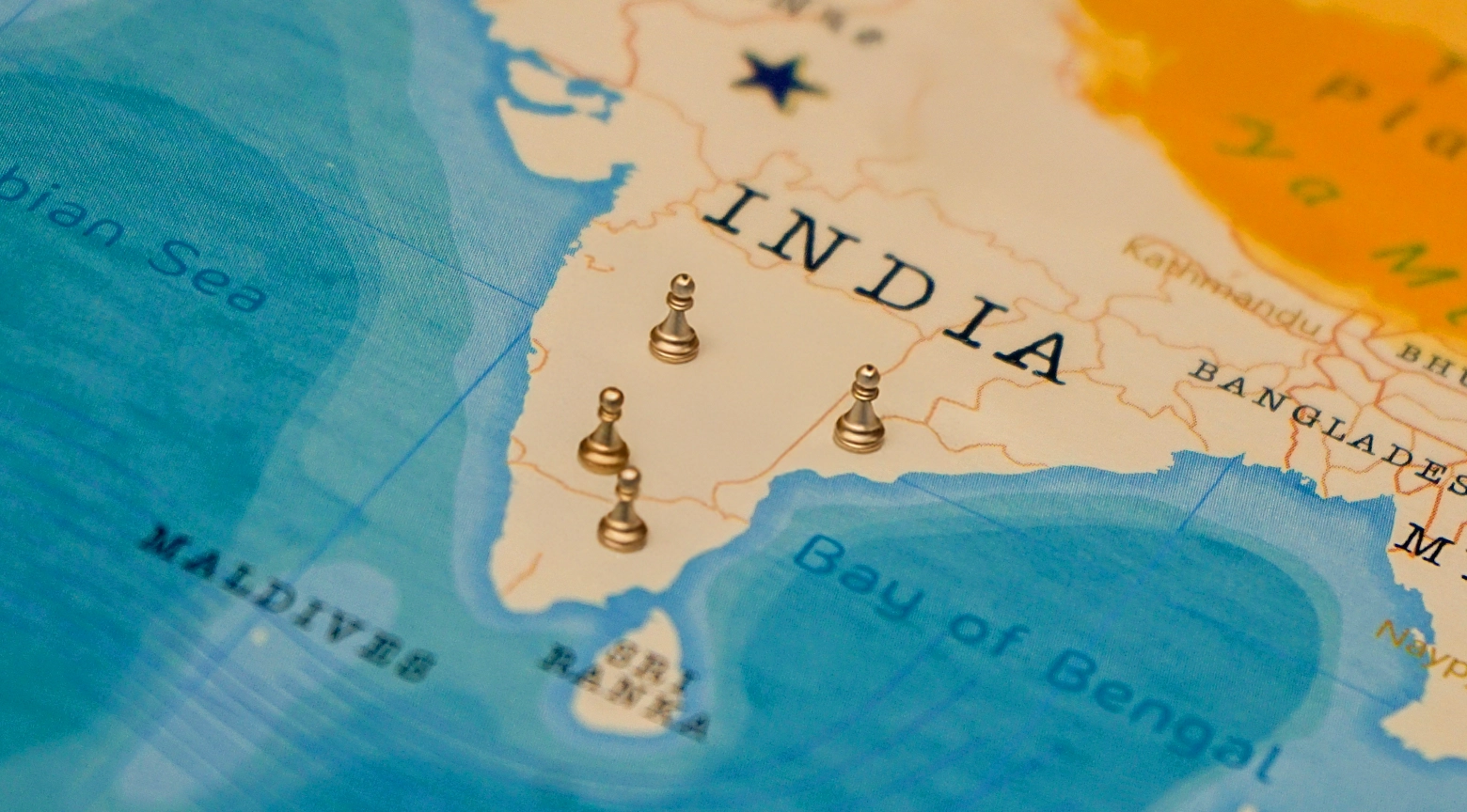 Mapa de la India con pines metálicos señalando varias ubicaciones geográficas.