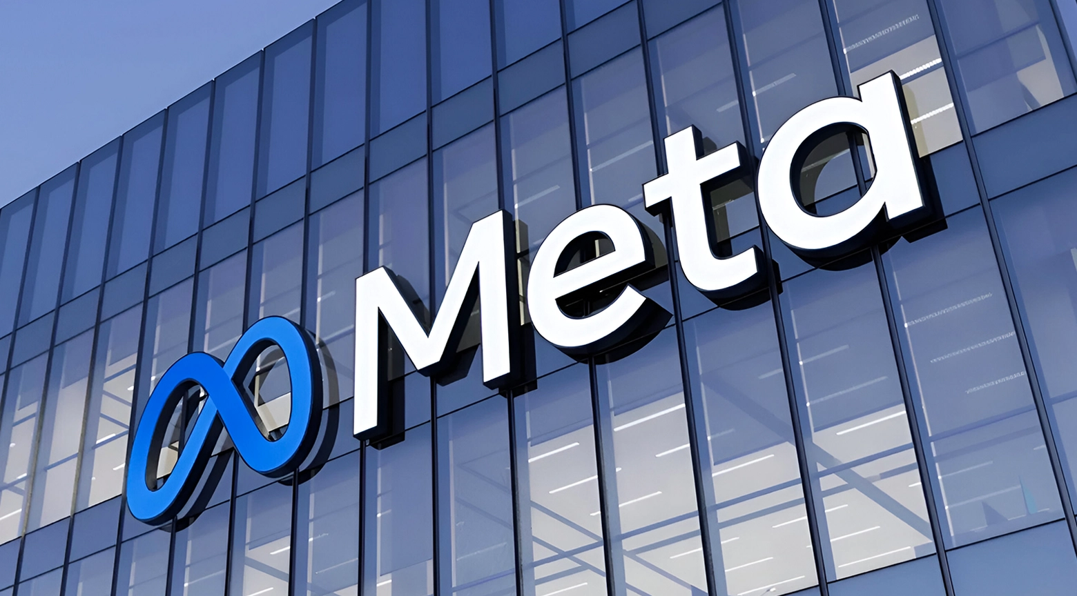 Fachada de edificio corporativo con el logotipo de Meta en letras grandes y el símbolo azul del infinito.