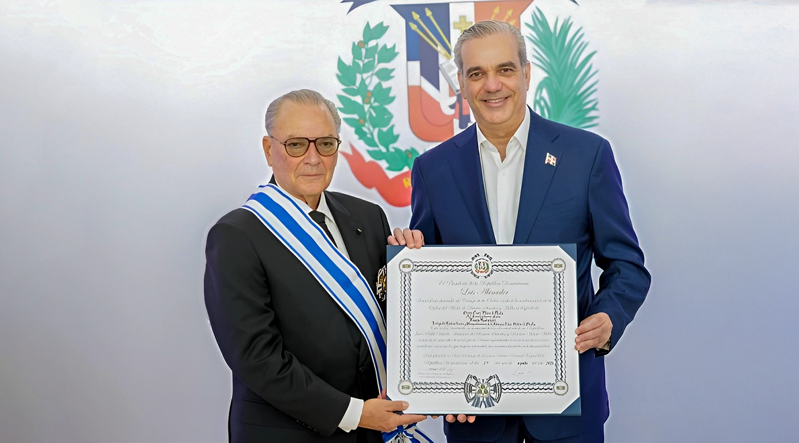 El presidente Luis Abinader entrega la Orden del Mérito Nacional a Frank Rainieri.