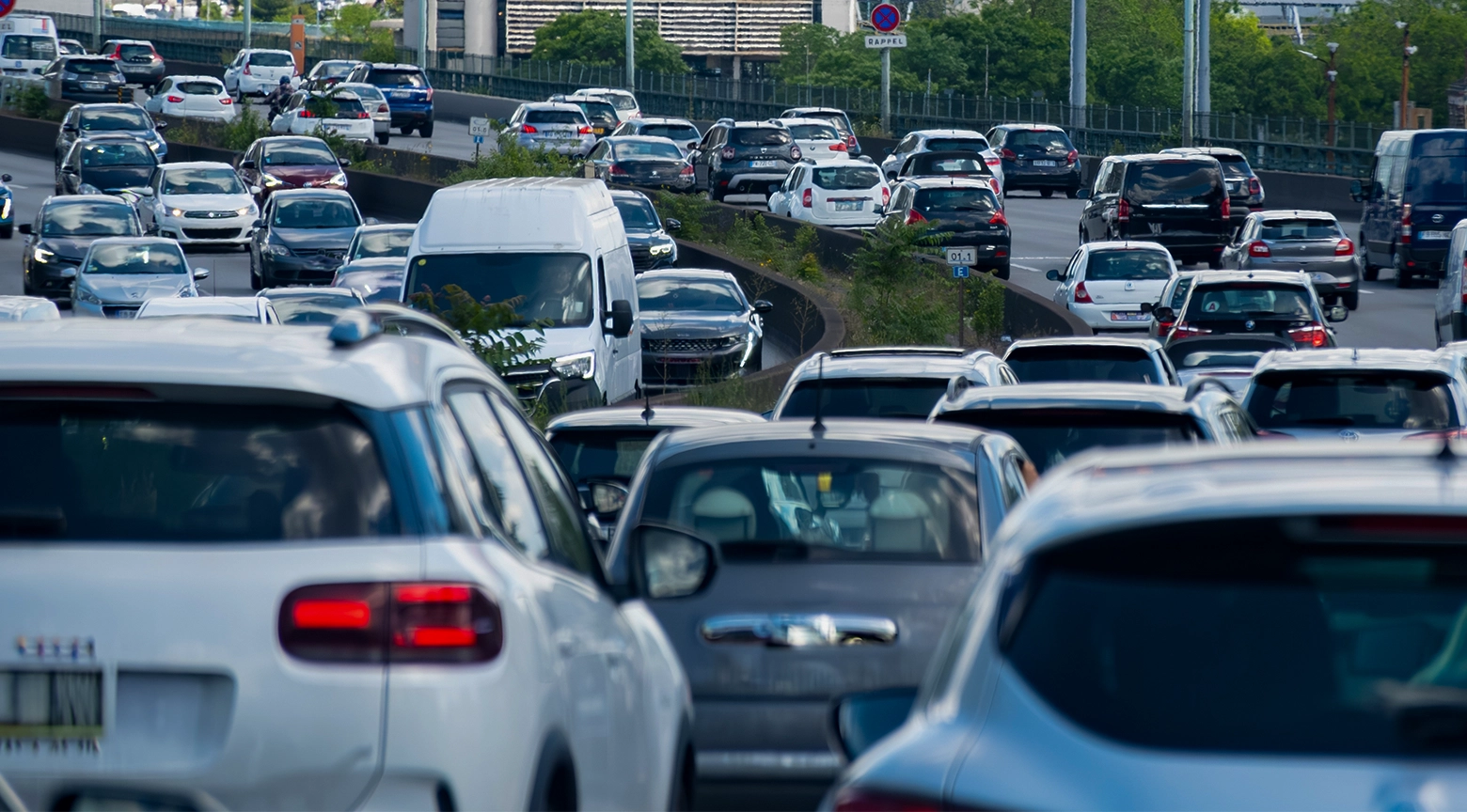 Tráfico vehicular intenso en una autopista urbana.