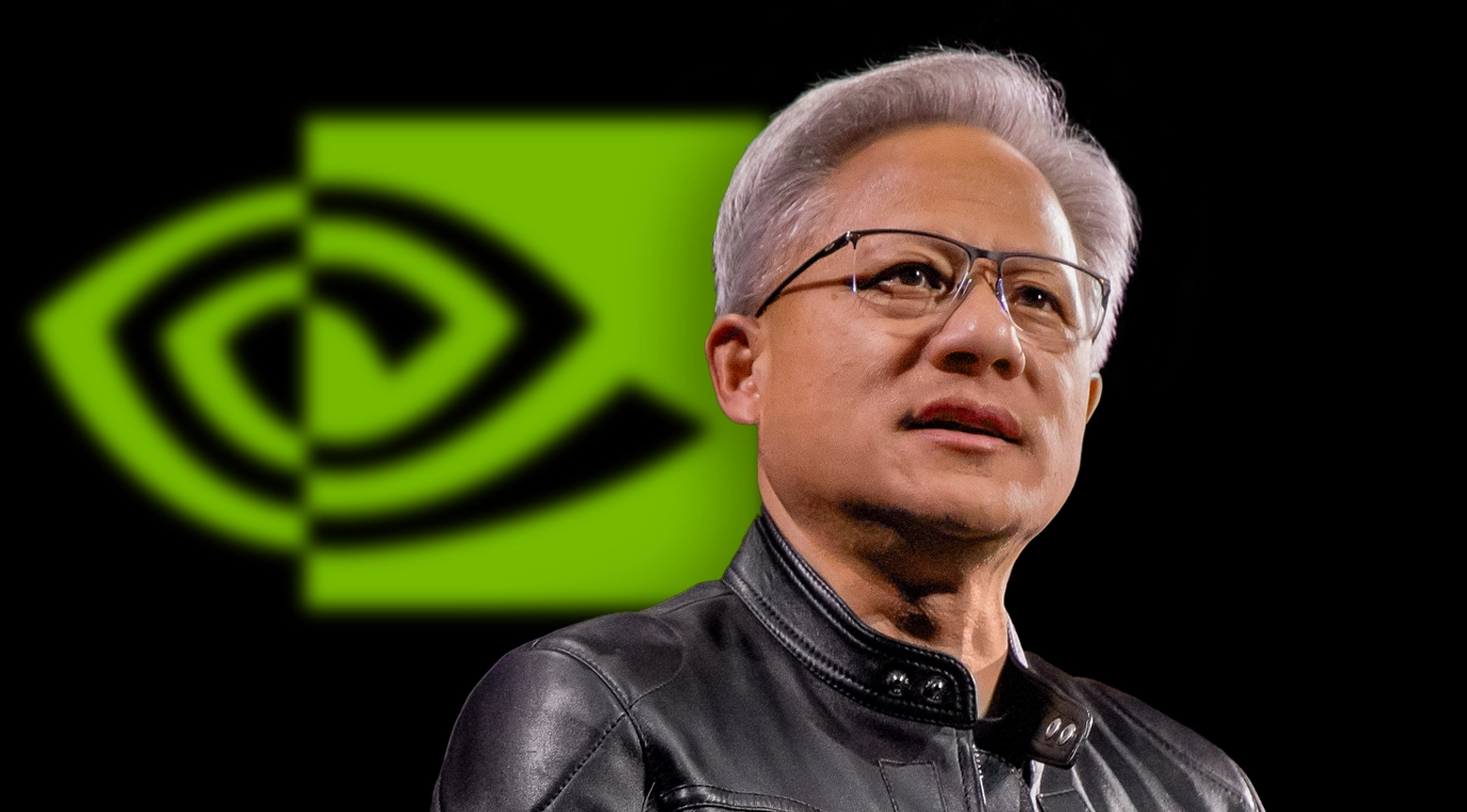 Persona con chaqueta de cuero frente al logotipo verde y negro de Nvidia, sobre fondo oscuro.