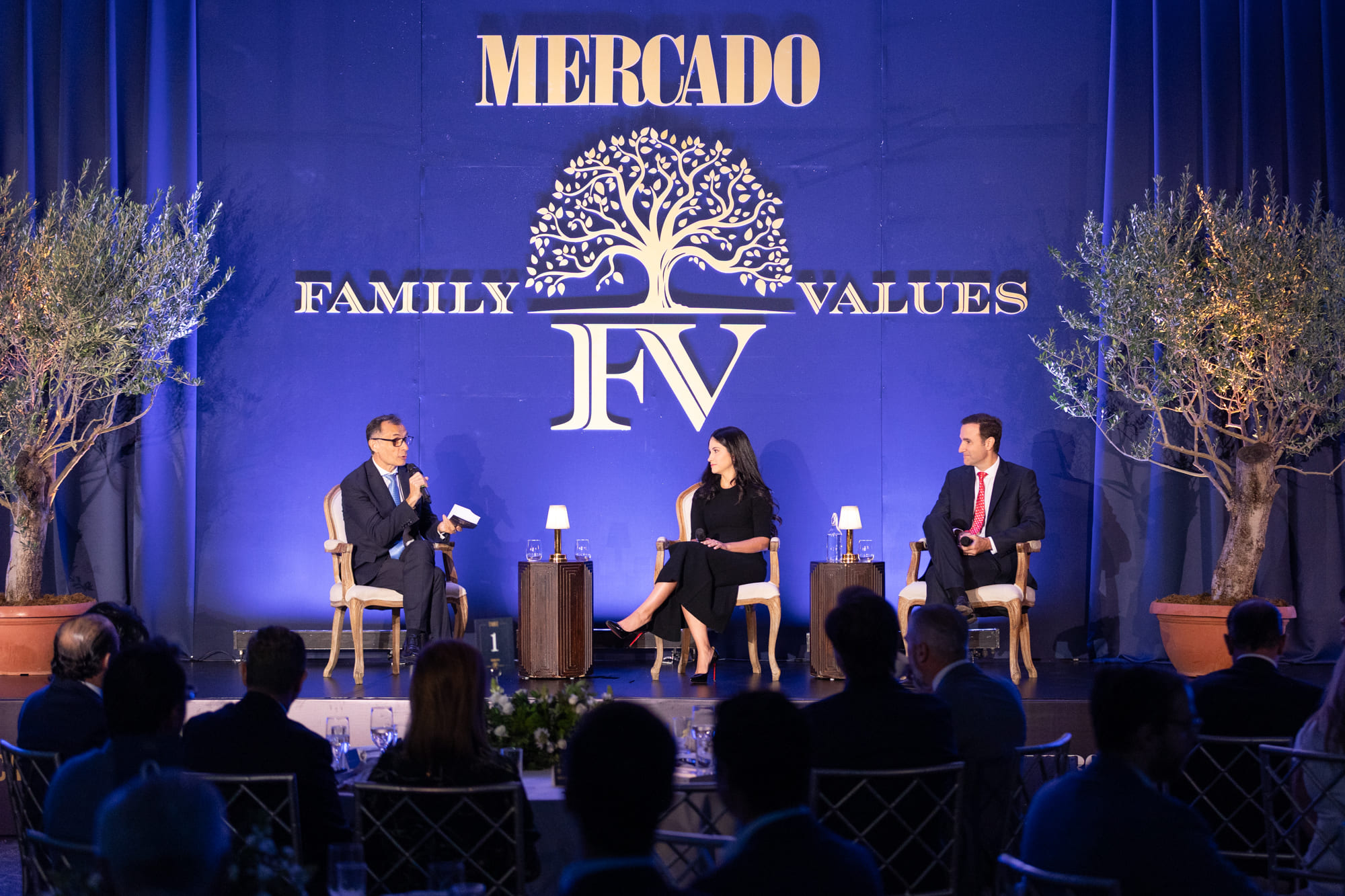 Alberto Labadía, Publisher de Mercado Media Network, modera una conversación junto a Raúl E. Hoyo y María Alessandra Redondo, socios fundadores de Core Multi-Family Office, durante el evento Family Values 2025.