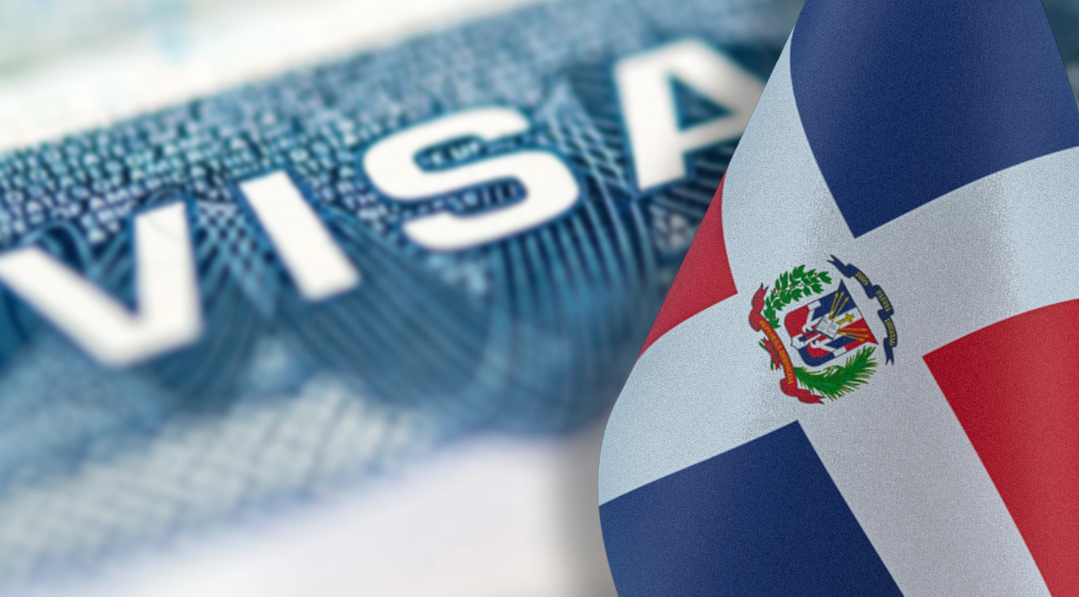 Bandera de la República Dominicana junto a un documento de visa estadounidense desenfocado en el fondo.