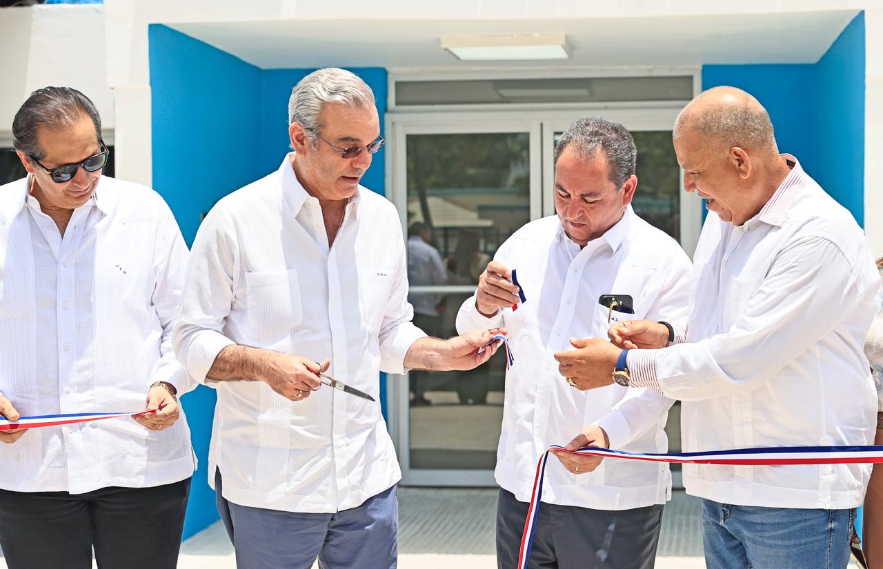 Presidente Luis Abinader y Dr. Mario Lama