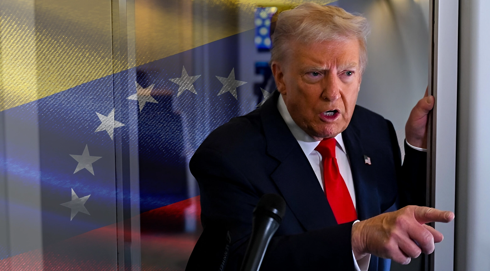 Donald Trump discutiendo en conferencia frente a una puerta, con la bandera de Venezuela de fondo.
