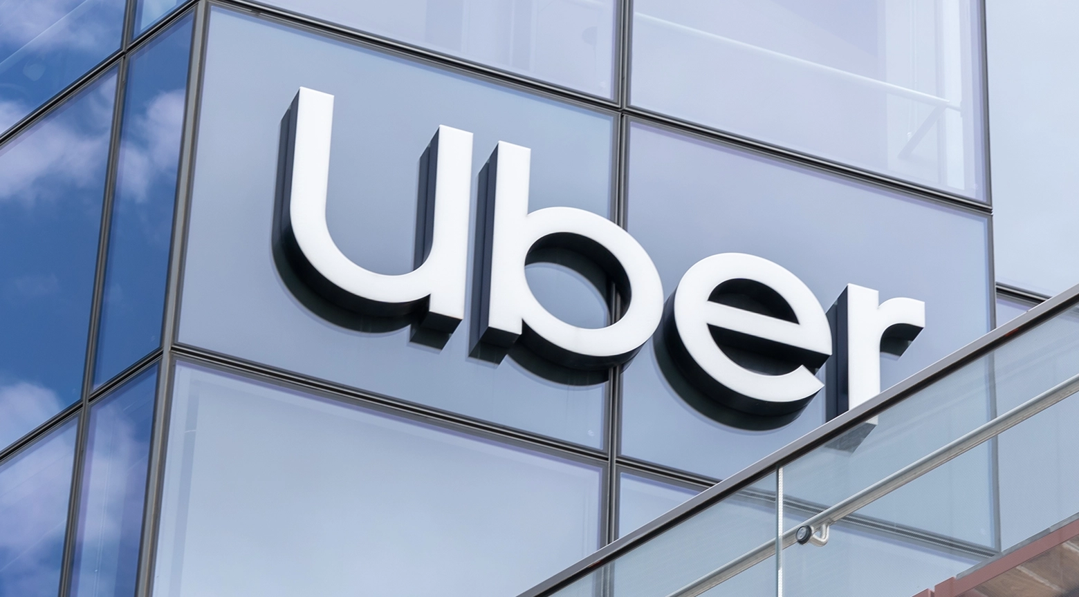 Logotipo de Uber en la fachada de un edificio.