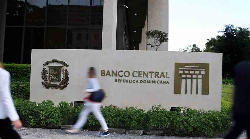 Fachada del Banco Central de la República Dominicana con peatones caminando al frente.