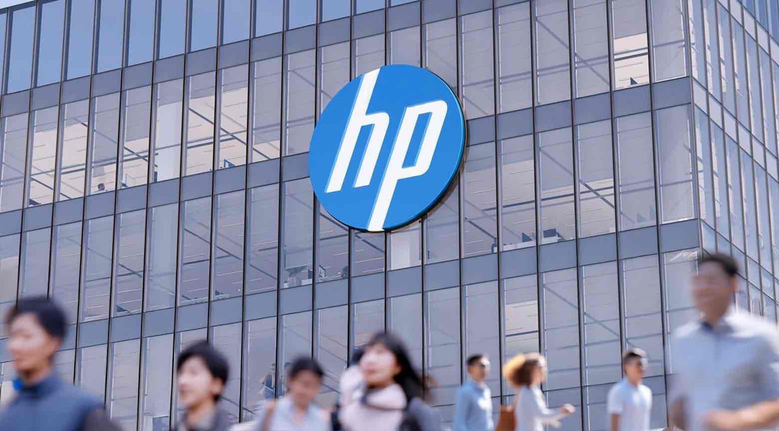 Fachada de un edificio corporativo con el logo de HP, mientras varias personas caminan frente a él.