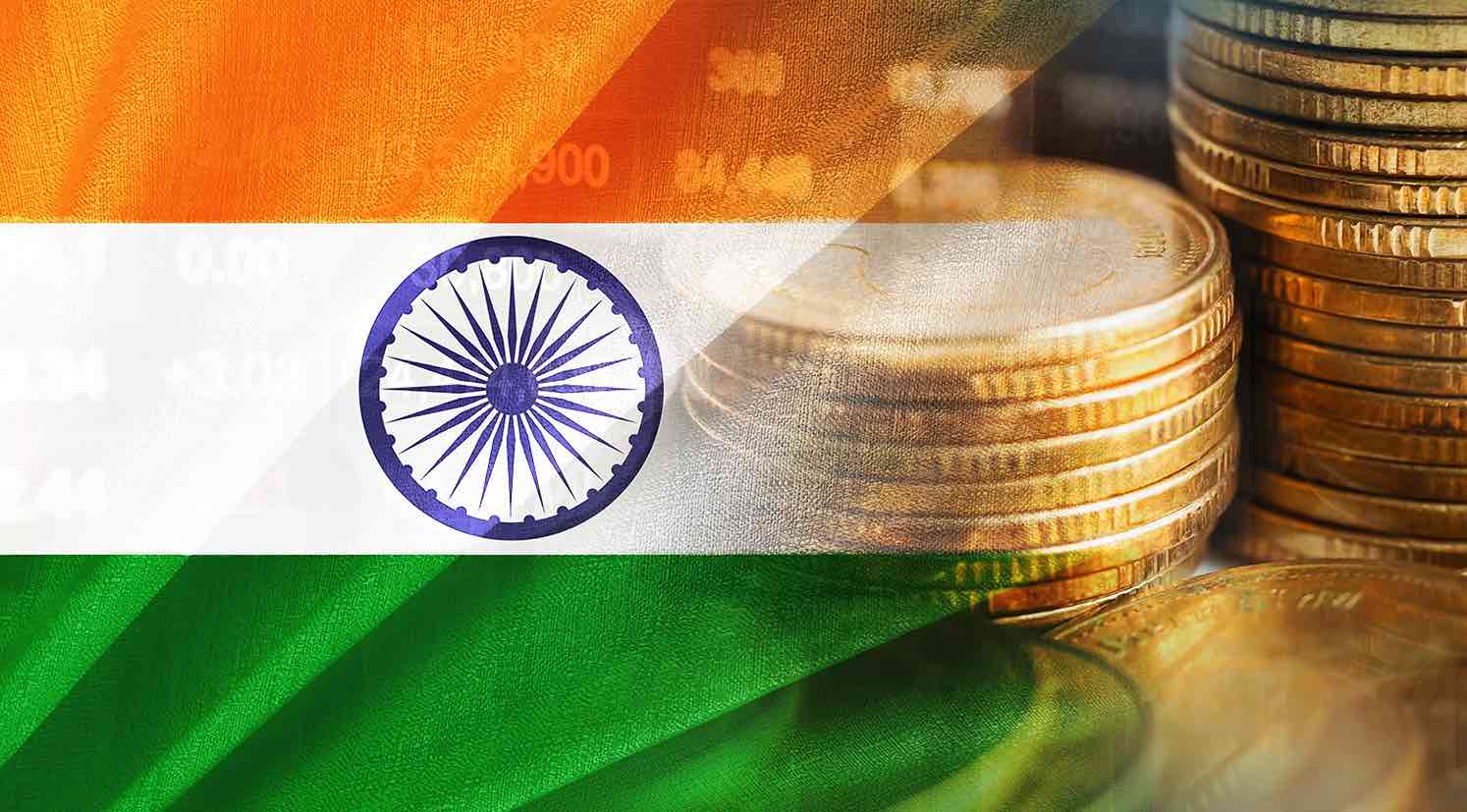 Bandera de India superpuesta con columnas de monedas doradas, simbolizando crecimiento económico.